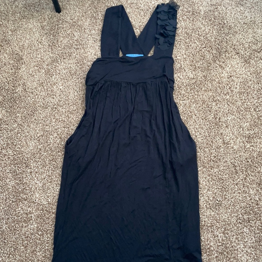 Black dress. With pockets. Detail on one shoulder